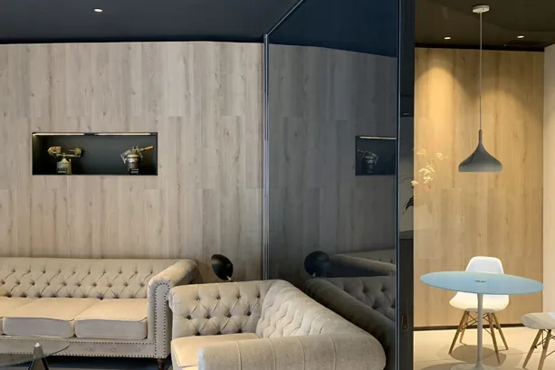 Sala d'espera · Sofàs, llum càlida i tranquil·litat abans de la visita